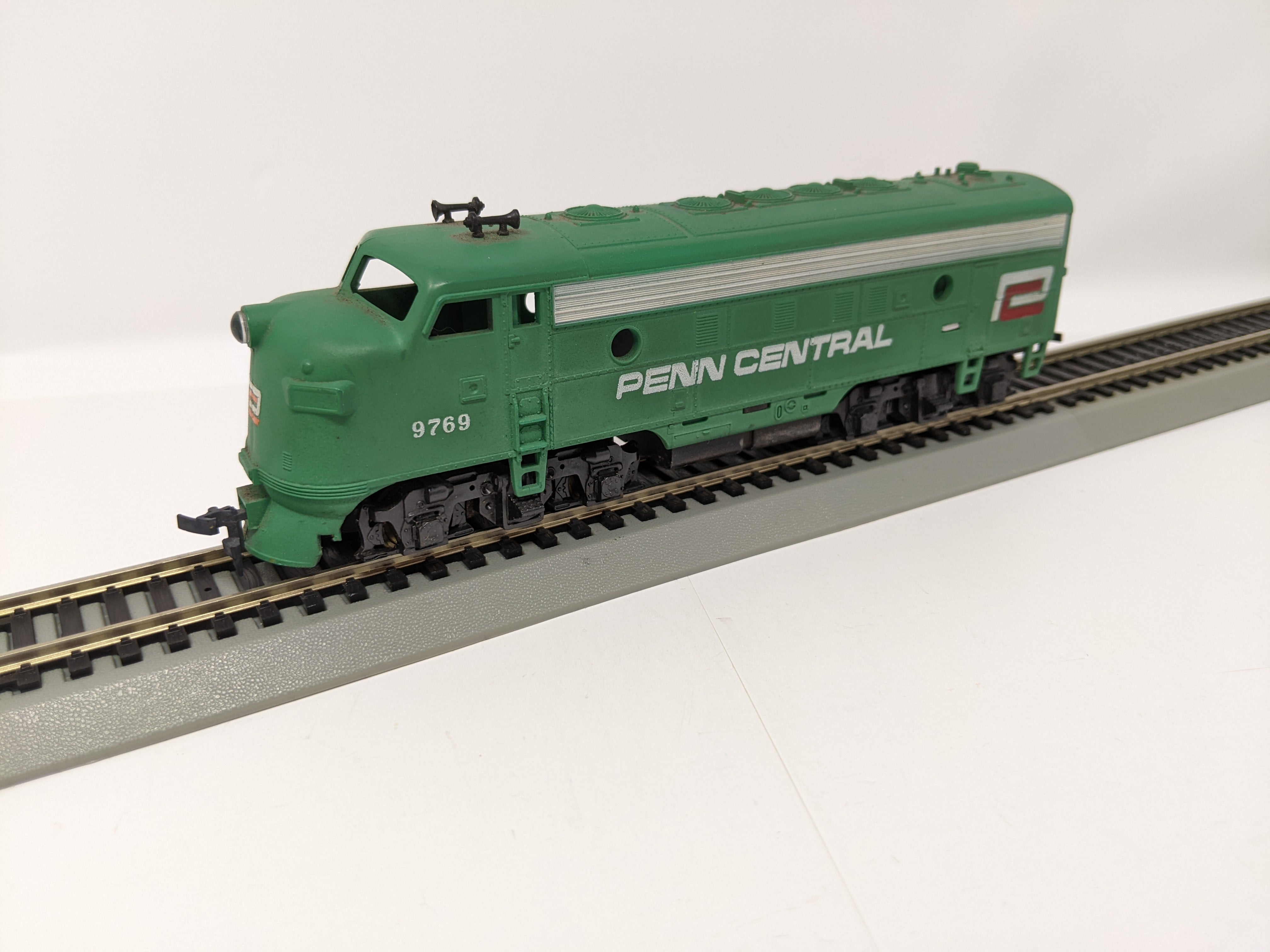 USED Tyco HO Scale, F7A Diesel Locomotive, Penn Central #9769, Needs W