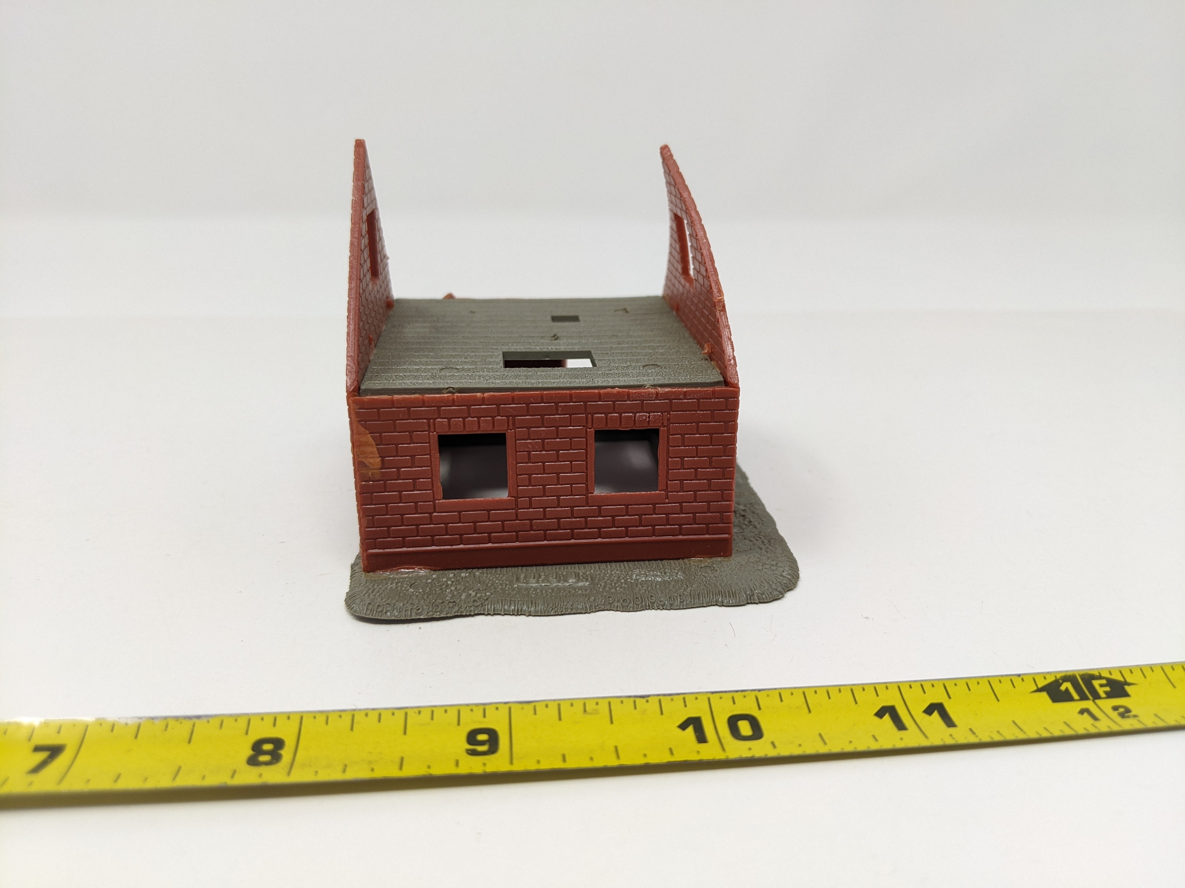 USED Tyco HO Scale, Brick Under Construction Home