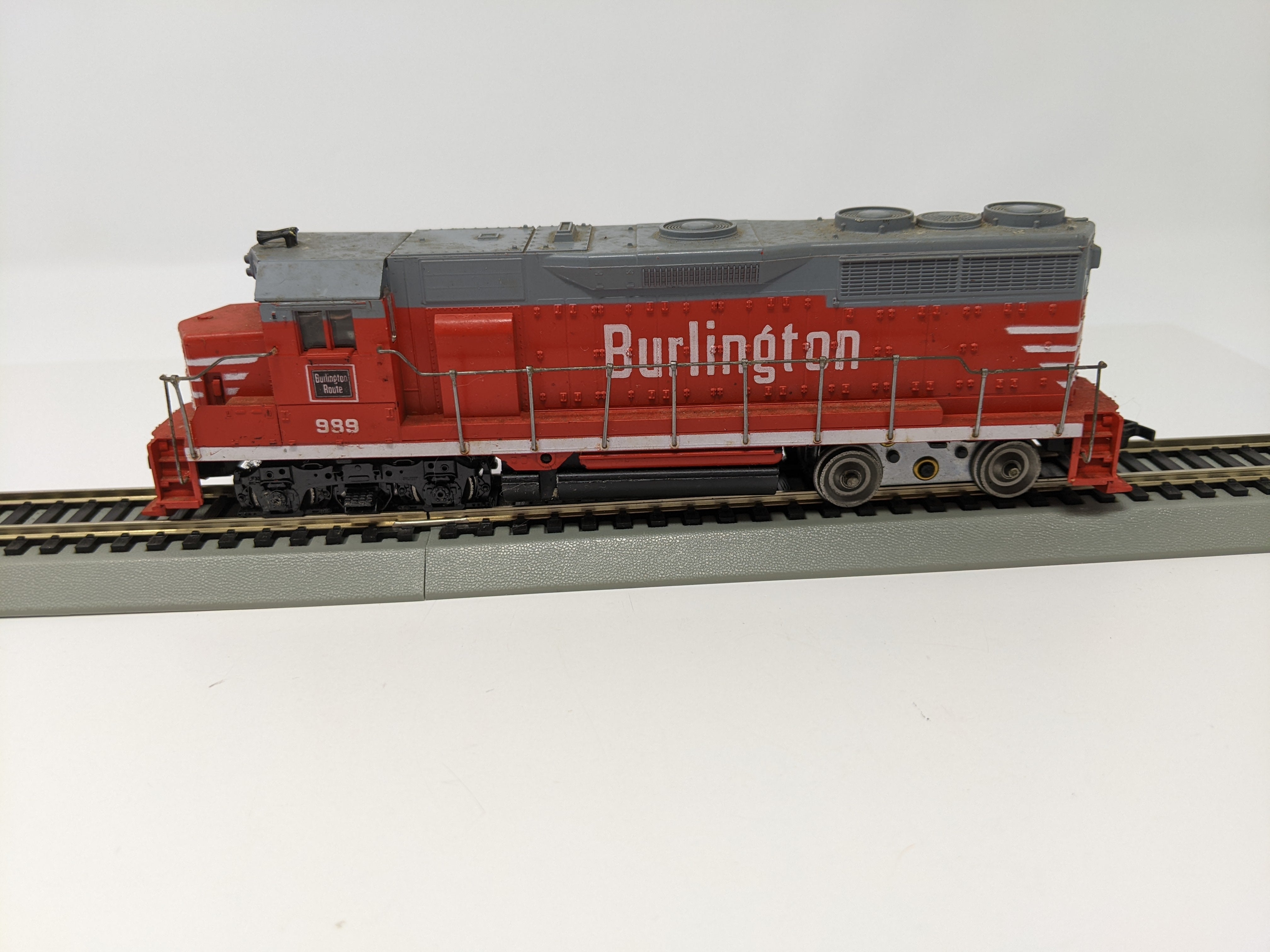 USED Athearn HO Scale, GP-35 Diesel Locomotive, Burlington #989, Read