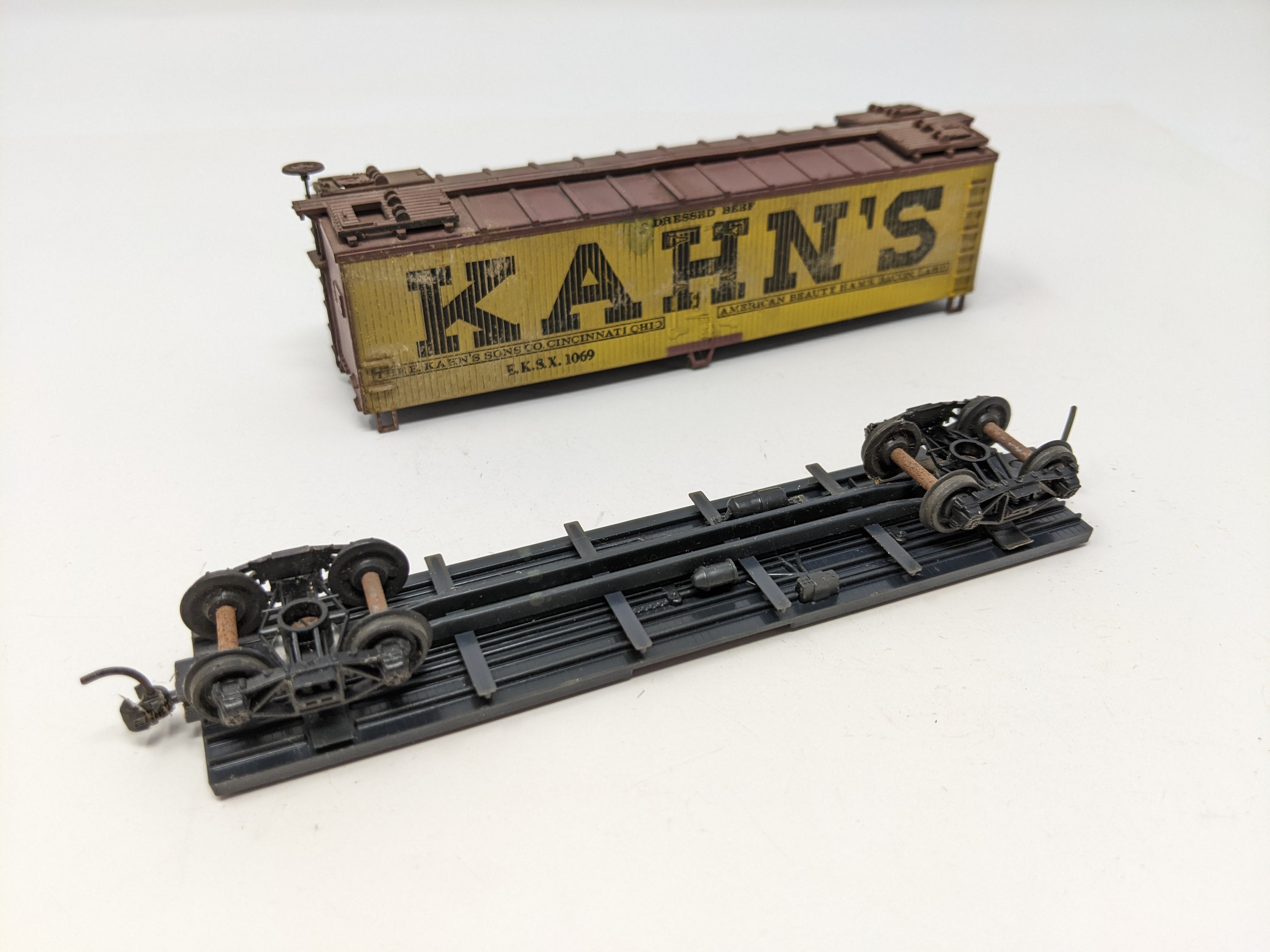 USED HO Scale, 40' Wooden Reefer Box Car, Kahn's Beef EKSX #1069, Read Description