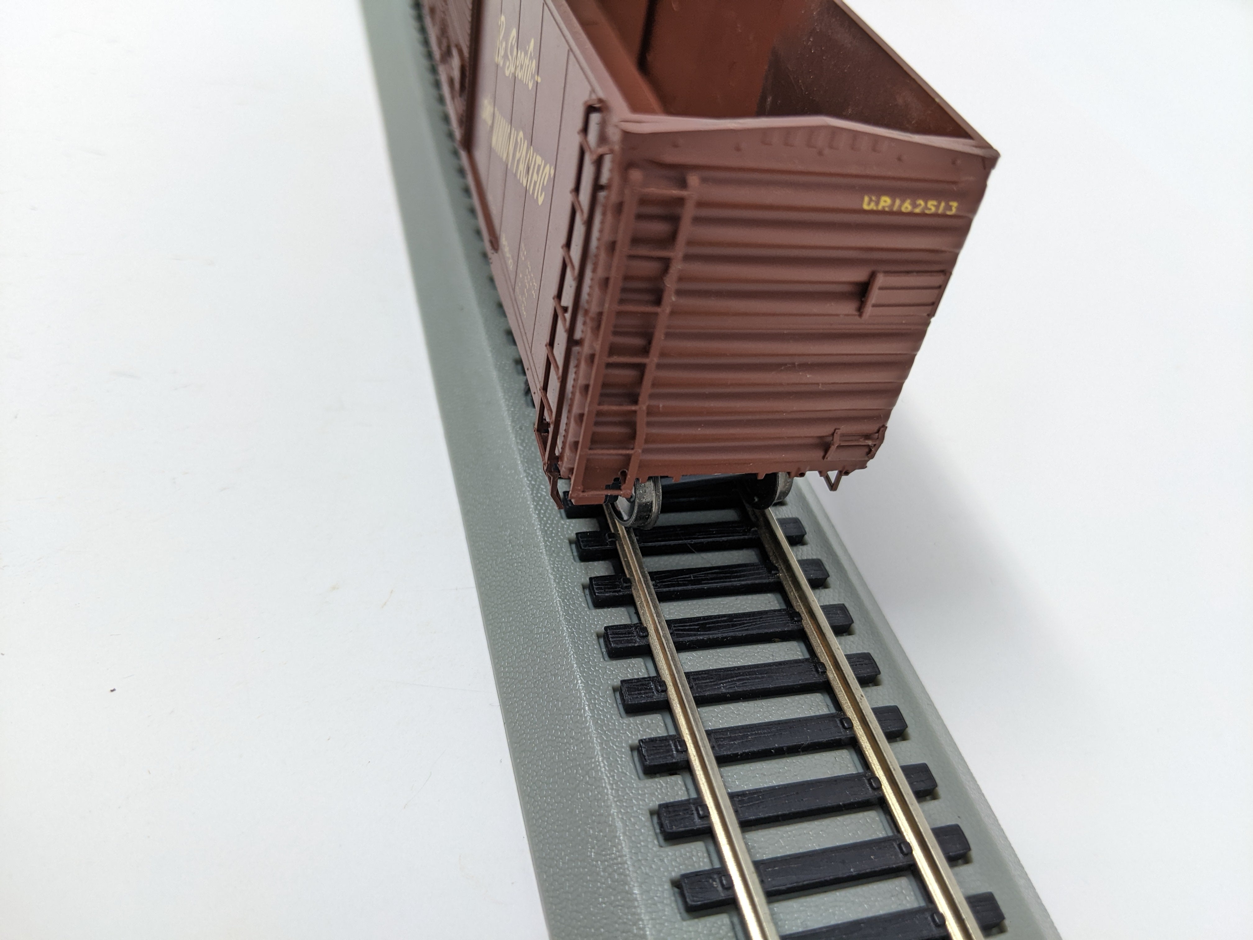 USED HO Scale, 50' Double Door Steel Box Car, Union Pacific UP #162513, Read Description