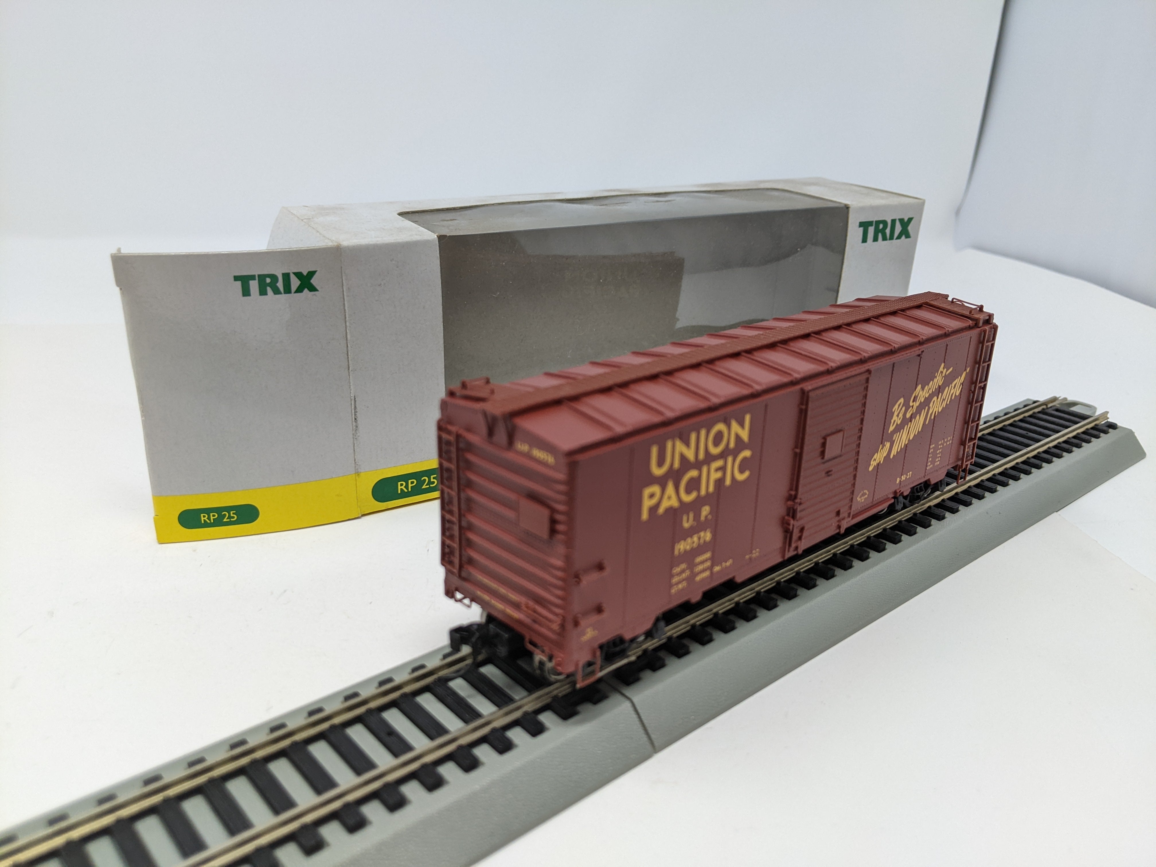 USED TRIX 24900 HO Scale, 40' Steel Box Car, Union Pacific UP #190576, Read Description
