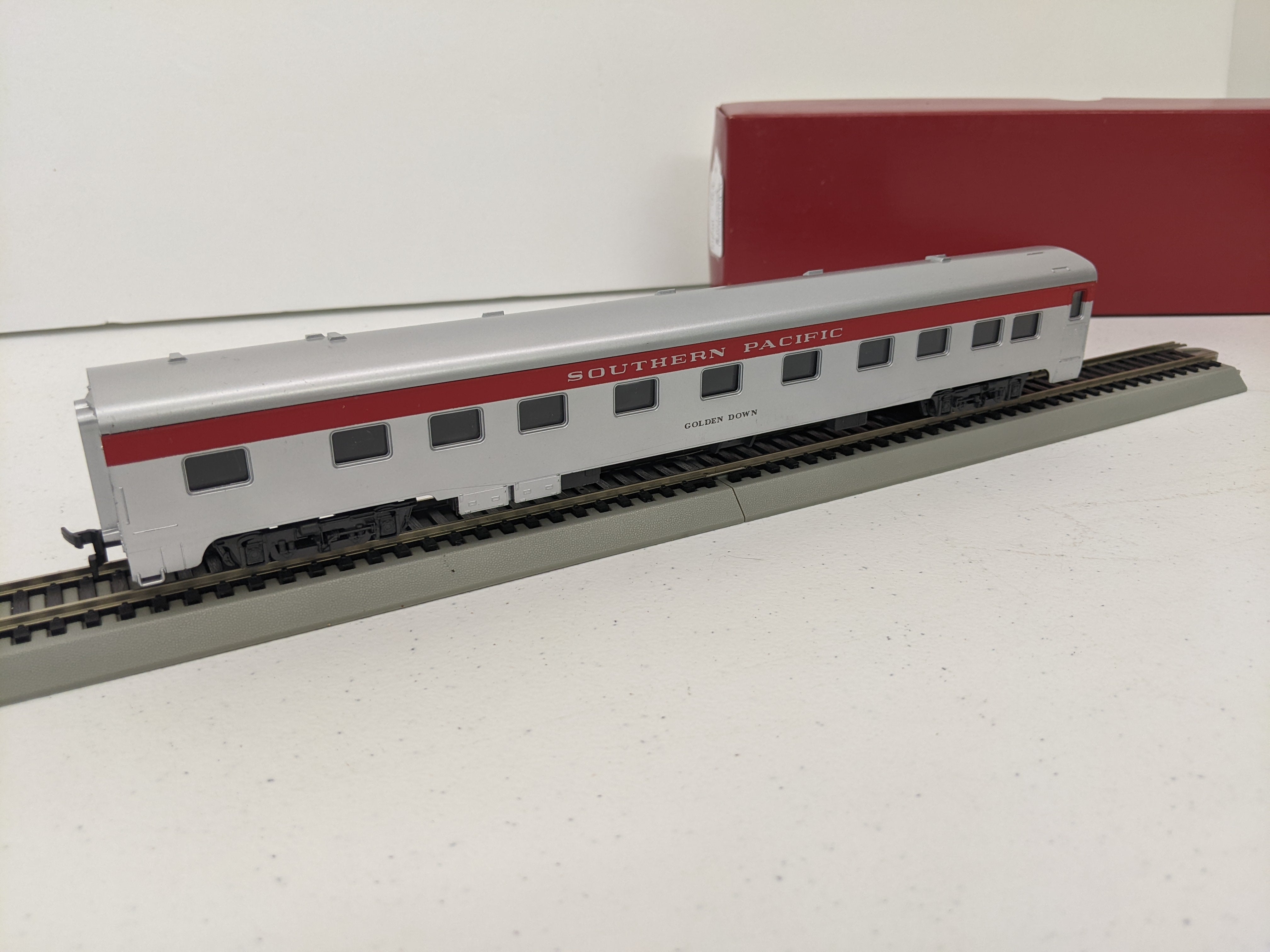 USED Rivarossi HO Scale, Passenger Car, Southern Pacific Golden Down